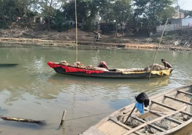 কুলিক নদীর খরমুজা ঘাট থেকে বালি পাচার, ক্ষোভ স্থানীয়দের