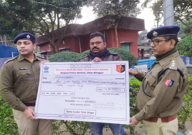 অনলাইনে প্রতারণা: টাকা ফিরিয়ে দিল রায়গঞ্জ সাইবার থানার পুলিস