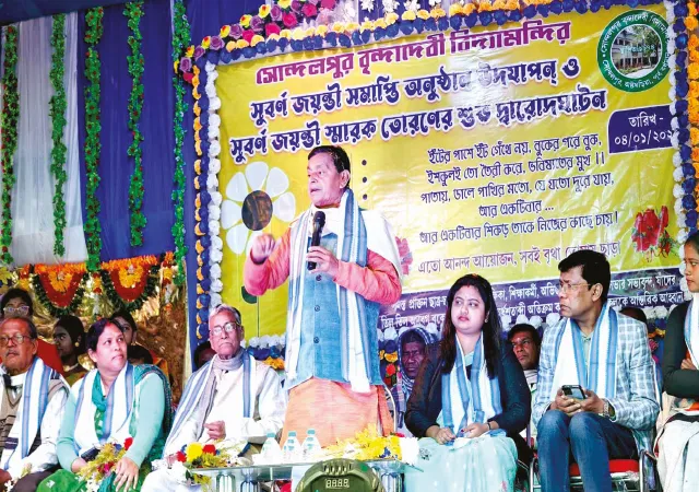 কালনার স্কুলে তোরণের উদ্বোধন করলেন স্বপন