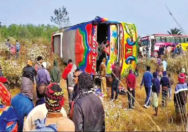 বেহাল বাঁকুড়া-খাতড়া রাজ্য সড়কে দুর্ঘটনার কবলে পড়ল পর্যটক বোঝাই বাস, জখম ২০
