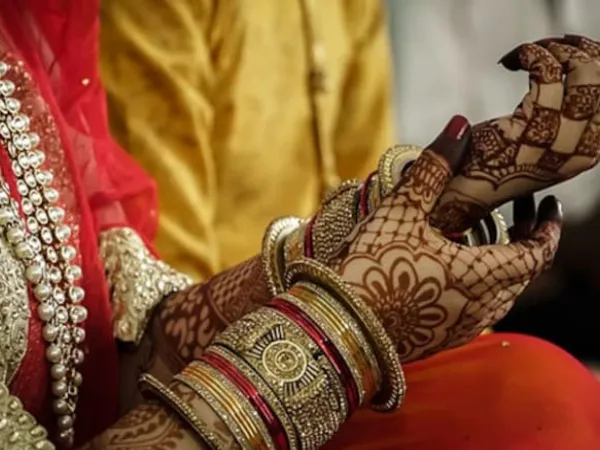 শৌচাগারে যাওয়ার নাম করে টাকা-গয়না নিয়ে চম্পট দিলেন কনে, ছাদনাতলায় ঠায় বসে &lsquo;সর্বহারা&rsquo; বর!