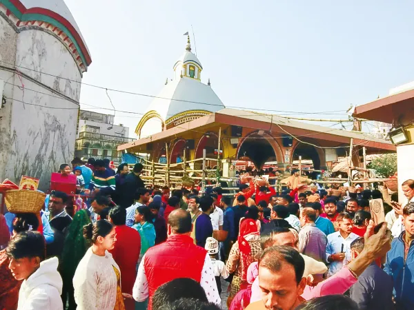 পর্যটকের ঢল তারাপীঠে, শীত পড়তেই খুশি ব্যবসায়ীরা