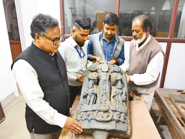 দামোদরের চরে পড়ে হাজার বছরের প্রাচীন সূর্য-বিগ্রহ, গবেষণায় বর্ধমান বিশ্ববিদ্যালয়