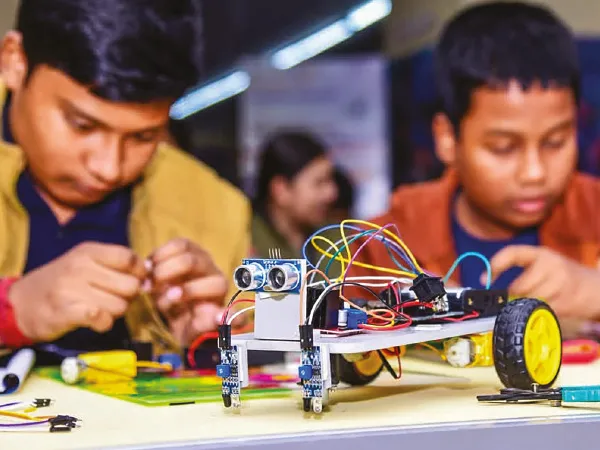 কর্মশালায় স্বয়ংক্রিয় গাড়ি বানিয়ে টেসলাকে &lsquo;চ্যালেঞ্জ&rsquo;!
