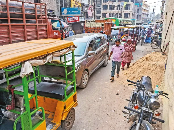 বাঁকড়ায় যানজটে নাজেহাল নিত্যযাত্রীরা&nbsp; থমকে যায় অ্যাম্বুলেন্স, স্কুলের পুলকারও