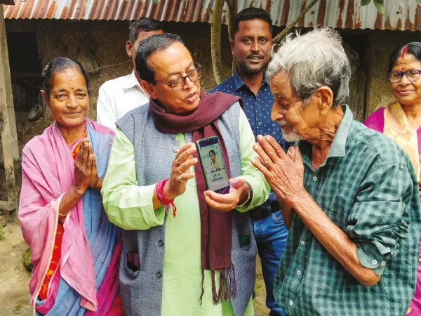 আবাসের টাকা পেয়ে মুখ্যমন্ত্রীকে কৃতজ্ঞতা মূক-বধির ভাই-বোনের