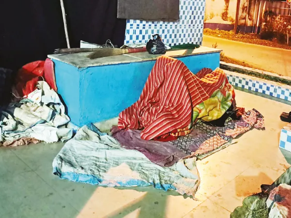 শীতে অসহায় ভবঘুরেরা, চালু হল না পুরসভার শেল্টার হোম