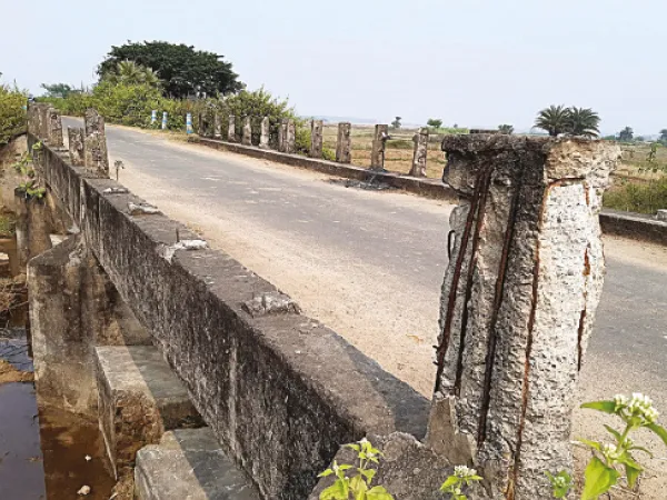 নগরী গ্রামের সেচ খালের উপর সেতু জীর্ণ, প্রাণ হাতে নিয়ে পারাপার