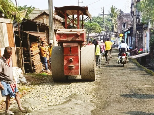 অবশেষে তিন দশক পর পিচ পড়ল রেনিয়ার রাস্তায়