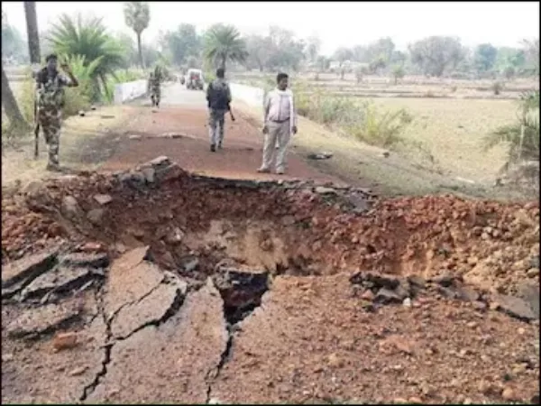 ছত্তিশগড়ে মাওবাদী হামলা, বিস্ফোরণে উড়ে গেল পুলিসের গাড়ি, মৃত ৯