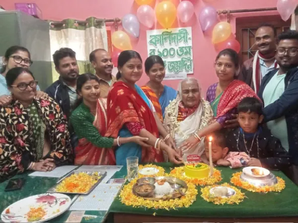 শতবর্ষে পা শিখরবালির কালিদাসীর,&nbsp;পঞ্চায়েতের উদ্যোগে কাটা হল কেক
