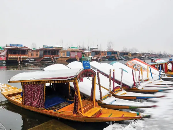 ডাল লেক জমে বরফ, পর্যটকদের উপচে পড়া ভিড়
