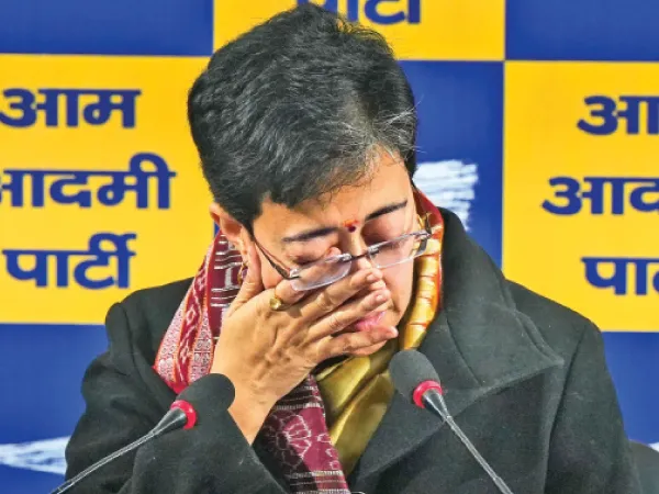 বাবাকে নিয়ে বিজেপি নেতার বিতর্কিত মন্তব্য, কেঁদে ফেললেন আতিশী