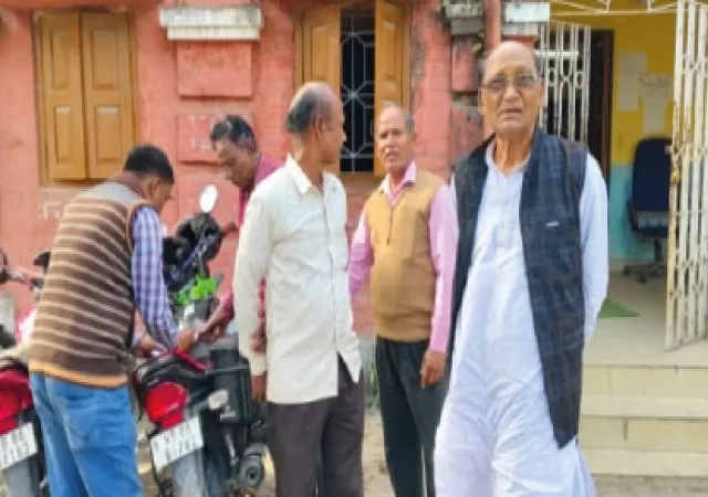 ১০ বছরেও মেটেনি জমির সমস্যা, হিতেনকে নিয়ে এসডিওর দরবারে সাবেক ছিটমহলবাসী