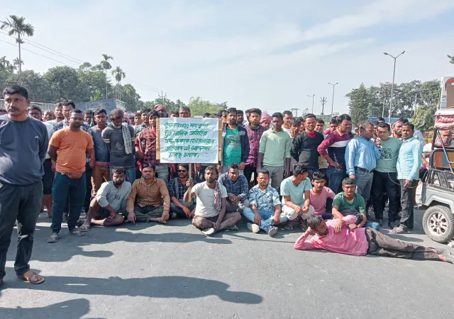 ট্রাক মালিক সমিতির সম্পাদককে হেনস্তা, বলরামপুরে অবরোধ