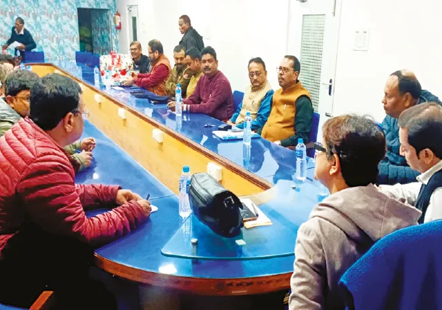 পেইড পার্কিংয়ের বোর্ড ঝুলিয়ে বিপাকে পুরসভা