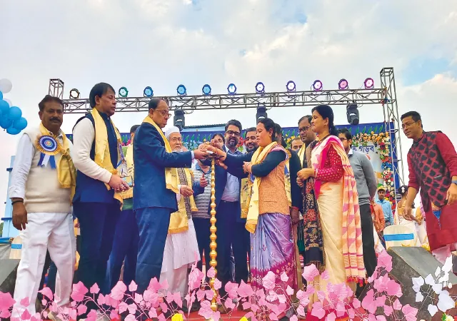 সাদা পায়রা উড়িয়ে জেলা বইমেলা উদ্বোধন