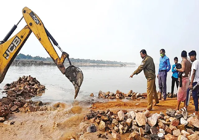 বারাবনিতে কয়লা-বালির কারবার রুখতে কজওয়ে ভাঙল প্রশাসন