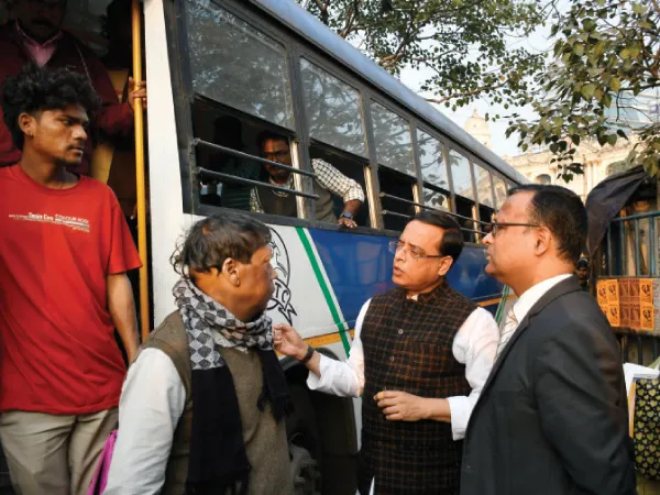 সরকারি বাস পরিষেবার হাল জানতে &lsquo;যাত্রী দুয়ারে&rsquo; দুই মন্ত্রী