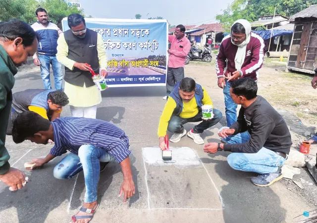 পথ দুর্ঘটনা রুখতে হাম্প রং করলেন হলদিয়ার ভবানীপুর বাবাজিবাসা অগ্রগামী সঙ্ঘের সদস্যরা