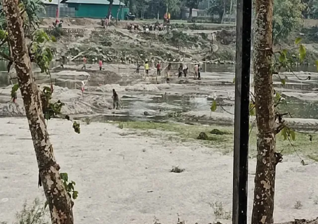 ফাঁসিদেওয়ায় আন্তর্জাতিক সীমান্তে মহানন্দার বুকে অবৈধ খাদান বাংলাদেশিদের, অবাধে বালি পাচার