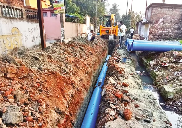কোথাও জলের পাইপ ফাটছে, কোথাও ধস রাস্তায়, তিতিবিরক্ত বারুইপুরের বাসিন্দারা