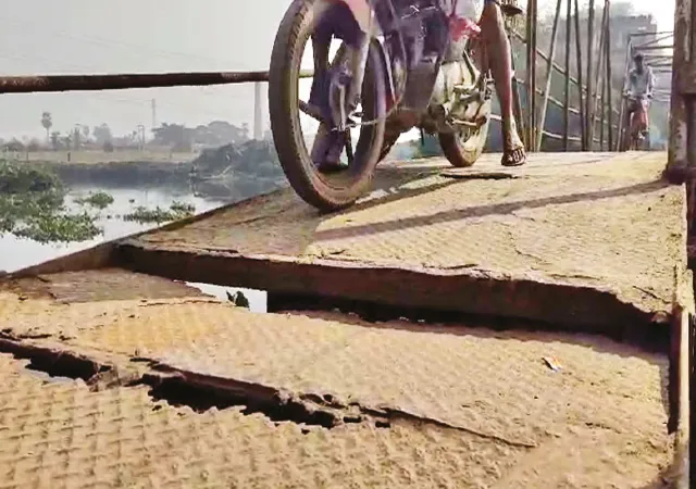 দুই জেলার সংযোগকারী ব্রিজের বেহাল দশা শাসনে, ঝুঁকি নিয়ে নিয়মিত চলছে যাতায়াত