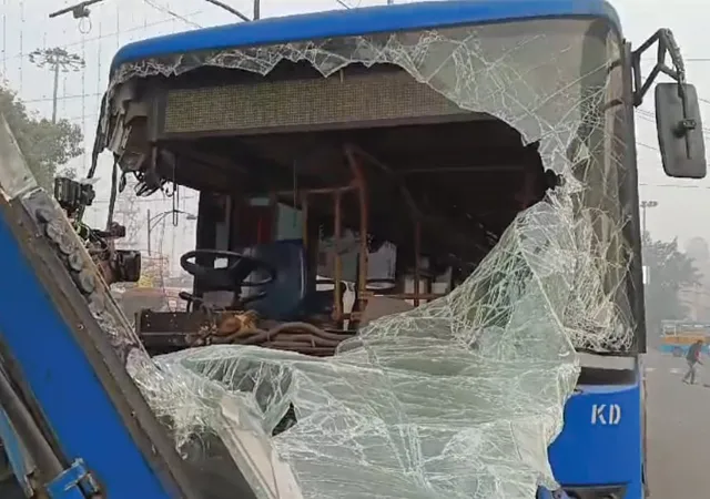 ডোরিনা ক্রসিংয়ে বেসরকারি ও সরকারি বাসের সংঘর্ষ, জখম চালক