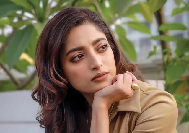 ঩&lsquo;চেনা মানুষও অপরিচিত হয়ে যায়&rsquo;