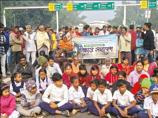 বিষ্ণুপুরে রেলের আন্ডারপাশের দাবি, সৌমিত্রকে ঘিরে বিক্ষোভ