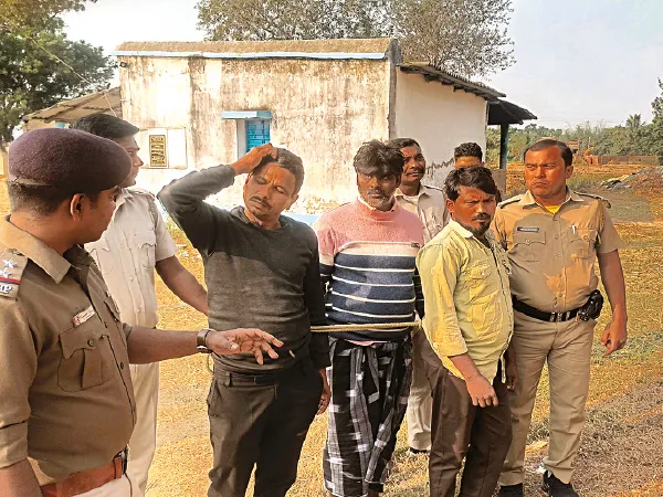 কাটোয়ার পুইনি গ্রামে ডাকাতির পুননির্মাণ