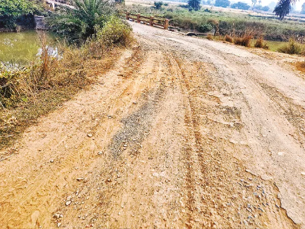 দুর্গাপুর-ফরিদপুর ব্লকে বেহাল রাস্তায় যাতায়াতে ভোগান্তি, দ্রুত সংস্কারের দাবি