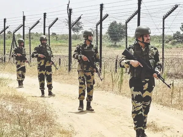কাঁটাতারের বেড়া দিতে বাধা বিজিবির, স্লোগানে উত্তপ্ত কালিয়াচক সীমান্ত এলাকা