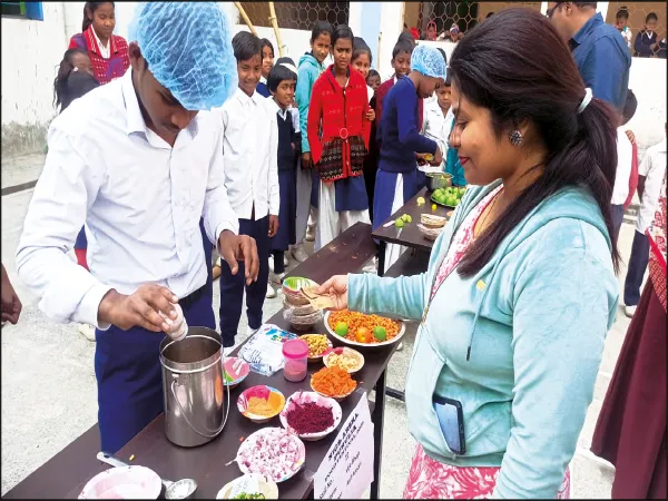 গাজরের হালুয়া, পেয়ারামাখা থেকে মোমো ও ফুচকা বিক্রি করল খুদেরা