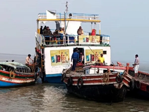সাগর মেলা শুরুর মাত্র দু&rsquo;দিন আগে চড়ায় আটকাল ভেসেল