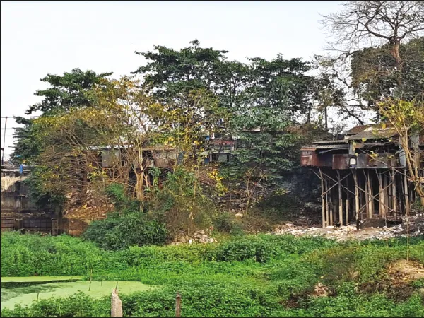 আত্রেয়ীর খাঁড়ির পাড় দখল করে অবাধে দোকান নির্মাণ
