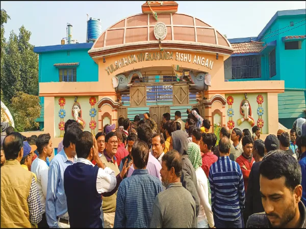 ক্লাবের সঙ্গে বিবাদে চার দশকের স্কুলে তালা জমির মালিকপক্ষের