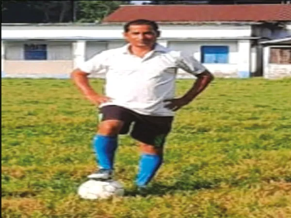 চায়ের দোকান সামলে মহিলা ফুটবলার তৈরির নেশায় মগ্ন জলপাইগুড়ির বিপ্লব