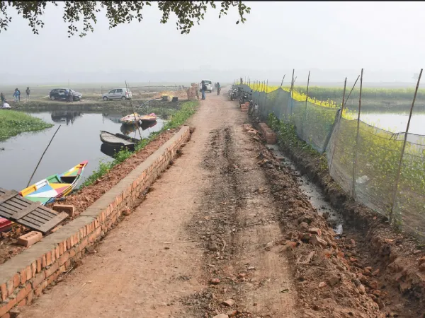 দীর্ঘদিন ধরে আমডাঙার বর্তির বিলে যাওয়ার রাস্তা বেহাল, ক্ষুব্ধ পর্যটকরা