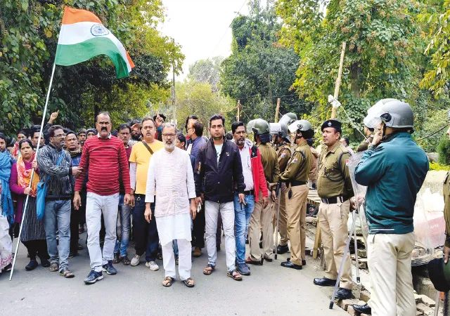 ব্যবসায়ীদের বিক্ষোভের জেরে স্টেশনে স্থগিত উচ্ছেদ অভিযান