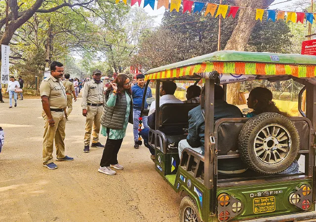 শান্তিনিকেতনে পর্যটকদের টোটোয় রাশ টানছে পুলিস