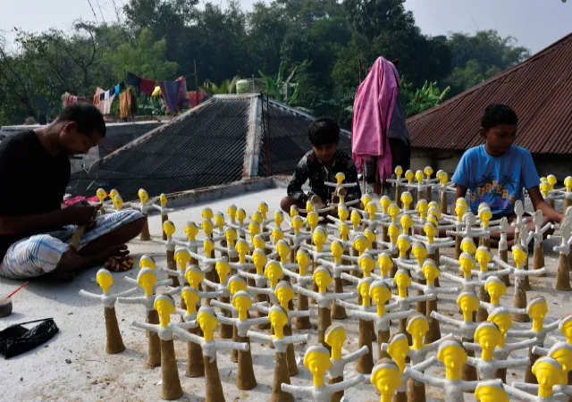 টুসু পরবের খরচ জোটাতে ঝাড়গ্রাম শহরে কাজের খোঁজে আদিবাসী জনতা