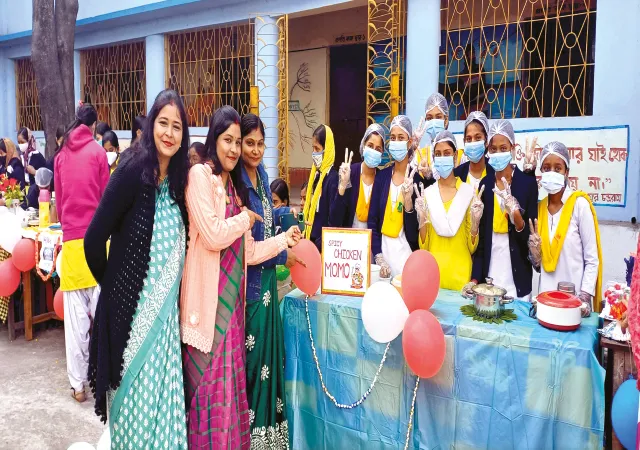 খাবারের স্টলে মজাদার &lsquo;ক্যাচলাইন&rsquo;, স্কুলে ফুড ফেস্টিভ্যালে নজর কাড়ল হীরাপুরের ছাত্রীরা