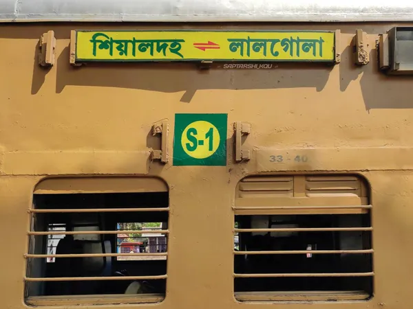কামরায় শৌচালয় নেই!&nbsp;দীর্ঘ সফরের যন্ত্রণায় ফুঁসছেন লালগোলা প্যাসেঞ্জারের&nbsp;যাত্রীরা