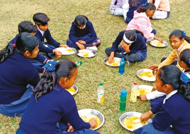 ডাইনিং হল নেই, খোলা মাঠে মিড ডে মিল খায় তারাপ্রসাদ বালিকা বিদ্যালয়ের ছাত্রীরা