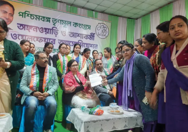 মন্ত্রী চন্দ্রিমাকে পেয়ে একগুচ্ছ দাবি তুলে ধরলেন আশাকর্মীরা