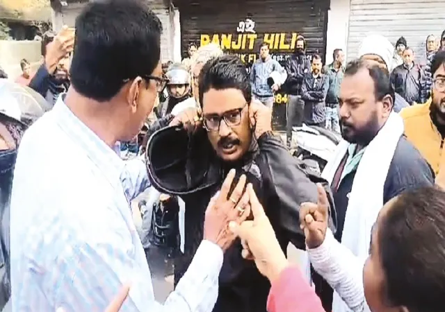 বহরমপুরে এসএফআইয়ের দাদাগিরি স্কুলে ঢুকতে বাধা শিক্ষকদের, হেনস্তা