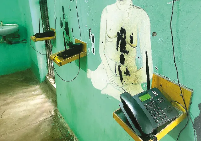 ঝাড়গ্রামের সংশোধনাগারে বন্দিদের ফোন করার সুযোগ