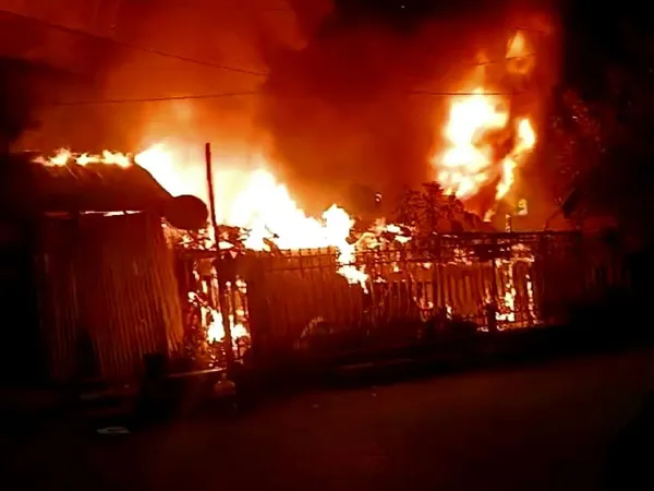জোকায় ভয়াবহ অগ্নিকাণ্ড, পুড়ল একাধিক ঝুপড়ি