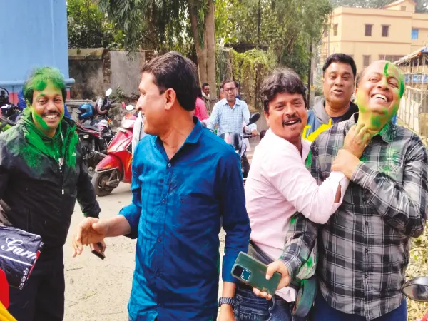 চার কর্মাধ্যক্ষ অপসারিত, উড়ল সবুজ আবির